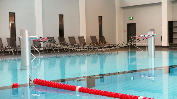 Neu ist das Kletternetz im durch eine flache Mauer vom tiefen Beckenteil getrennten Nichtschwimmerbereich, das zumindest ein bisschen den Spaßfaktor des Wellenbetriebs ersetzen soll. Denn den gibt es nach 45 Jahren „Welle“ nicht mehr.