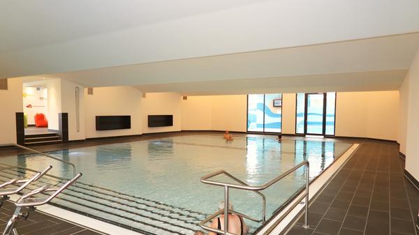 Lediglich umgestaltet wurde das 34 Grad warme Kursbecken.