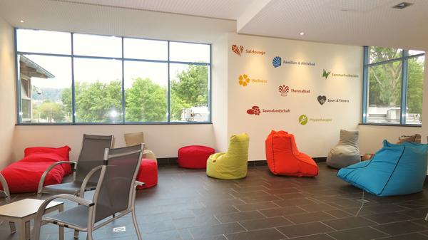 Im Loungebereich neben dem Kursbecken laden große, bunte Sitz- und Liegesäcke zum Entspannen ein.