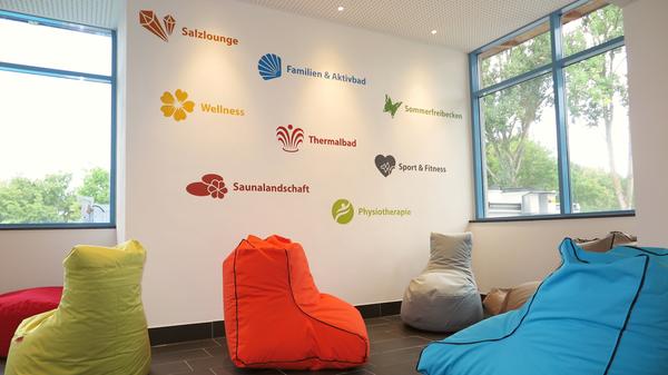 Im Loungebereich neben dem Kursbecken laden große, bunte Sitz- und Liegesäcke zum Entspannen ein.