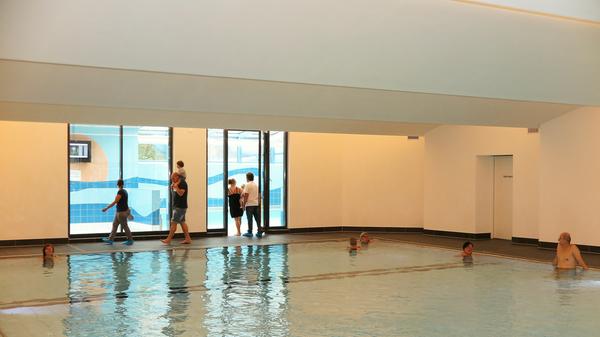 Das Kursbecken wirkt durch eine neue Decke und helle Farben viel freundlicher als früher.