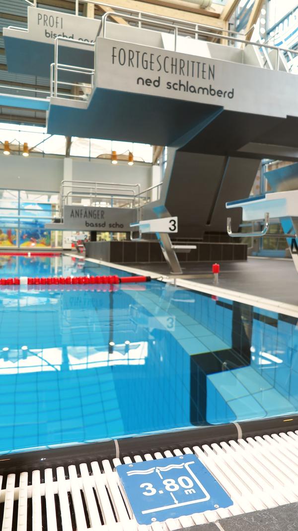 3,80 Meter tief ist das große Becken unter dem Sprungturm.