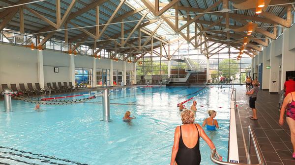 Die rund 1,2 Millionen Liter 29 Grad warmes Wasser im großen Sport- und Familienbecken luden am Samstagmorgen schon kurz nach der Wiedereröffnung die ersten Gäste zum Schwimmen, Planschen und Hineinspringen ein.