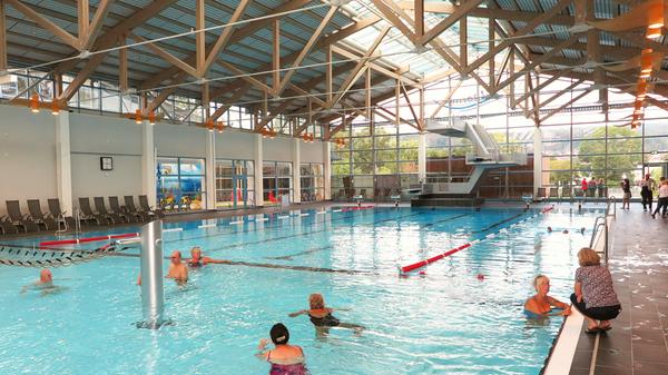 Die rund 1,2 Millionen Liter 29 Grad warmes Wasser im großen Sport- und Familienbecken luden am Samstagmorgen schon kurz nach der Wiedereröffnung die ersten Gäste zum Schwimmen, Planschen und Hineinspringen ein.