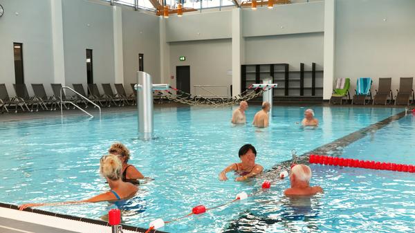 Die rund 1,2 Millionen Liter 29 Grad warmes Wasser im großen Sport- und Familienbecken luden am Samstagmorgen schon kurz nach der Wiedereröffnung die ersten Gäste zum Schwimmen, Planschen und Hineinspringen ein.