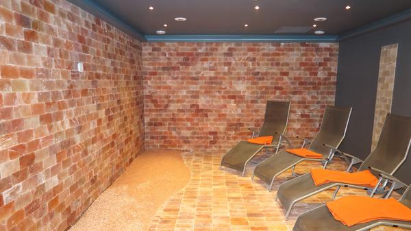 Warmes Licht und Salzluft sorgen in der Himalaya-Salzlounge für Entspannung.