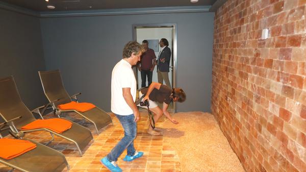 Warmes Licht und Salzluft sorgen in der Himalaya-Salzlounge für Entspannung.