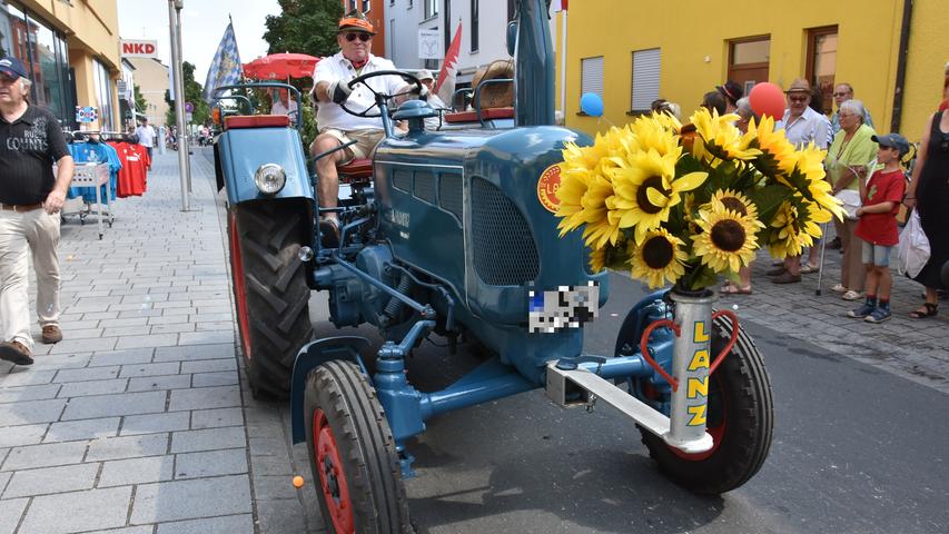 Was für eine nette Dekoration für diesen Traktor. Die Sonnenblumen passen außerdem ganz gut zum Haus im Hintergrund.