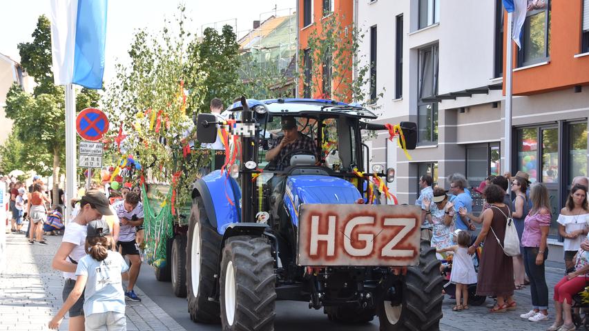 Der HG Zirndorf fuhr mit einem besonders grün geschmückten Traktor im Umzug.
