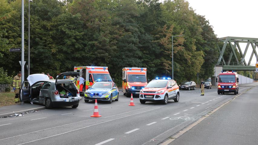 Verletzte bei Unfall in Fürth: Golf kollidiert mit Transporter 