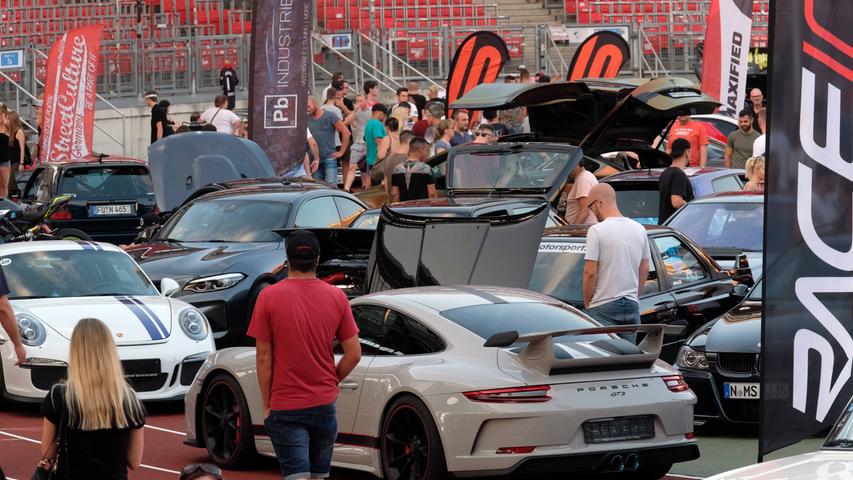 Geöffnete Motorhauben, ein grauer Porsche und blitzende Karossen: Die Besucher hatten so einiges zu bestaunen.