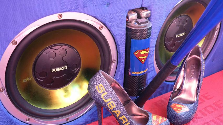 Die passenden Pumps zum Superman-Subaru.