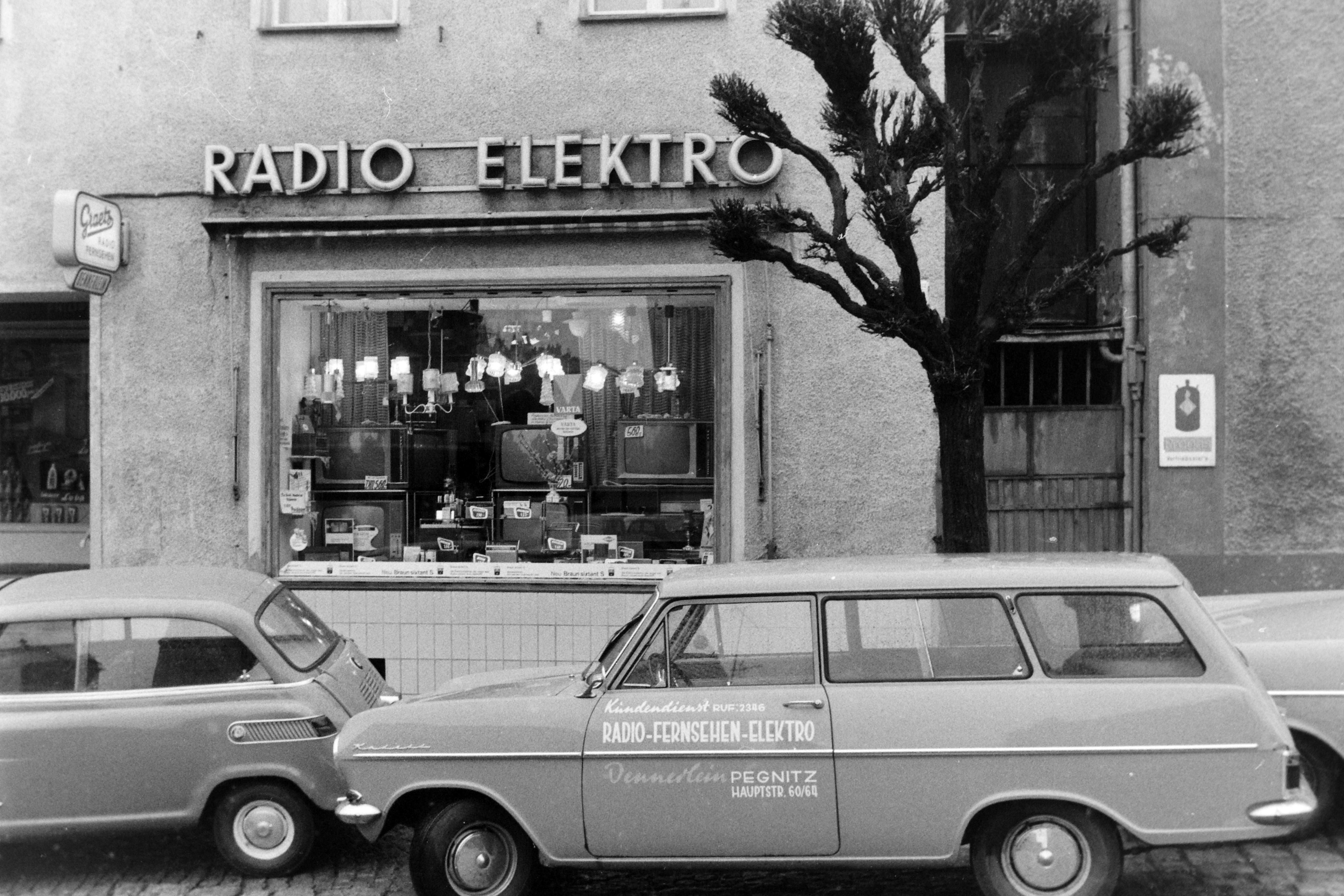 Das Geschäft "Elektro Dennerlein" in der Pegnitzer Hauptstraße ist heute schon lange Geschichte. Auch den Opel Kadett Kombi, der auf dieser historischen Aufnahme vor dem Laden parkte, gibt es heute mit größter Wahrscheinlichkeit nicht mehr. Das Auto, dem der Kadett hier so dicht auf die Pelle rückt, ist übrigens eine echte Rarität: Ein BMW 600, auch "große Isetta" gennant. Kaum zu glauben, dass da vier Erwachsene hineinpassen.