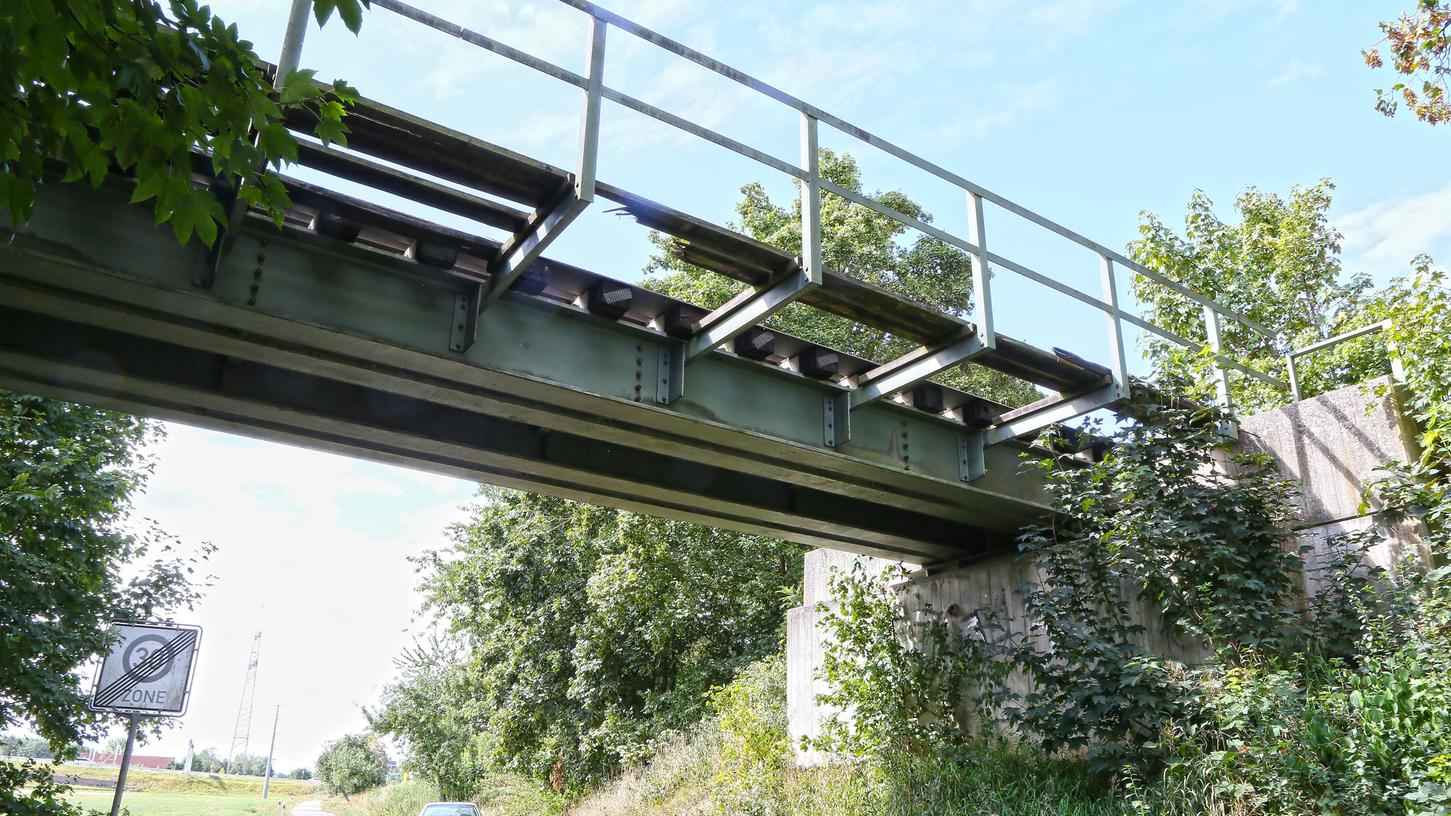 Die ehemalige Eisenbahnbrücke der Hirtenbachtalbahn zieht spielende Kinder magisch an und ist mit ihren durchgebrochenen Schwellen lebensgefährlich.