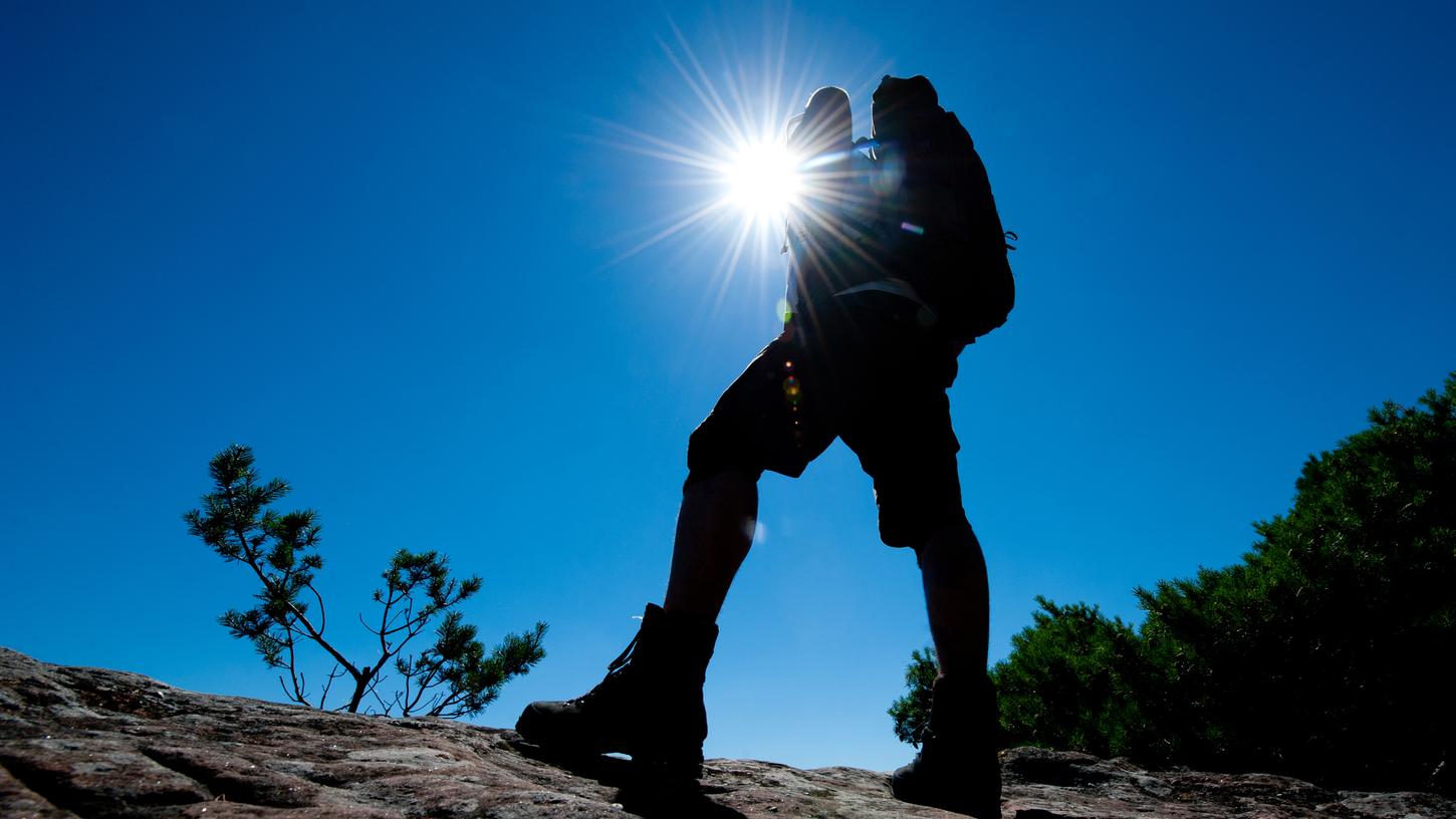 Zahlreiche Bürger beschwerten sich bei der Polizeiinspektion Ebermannstadt über volle Wanderparkplätze in der Fränkischen Schweiz. (Symbolbild)