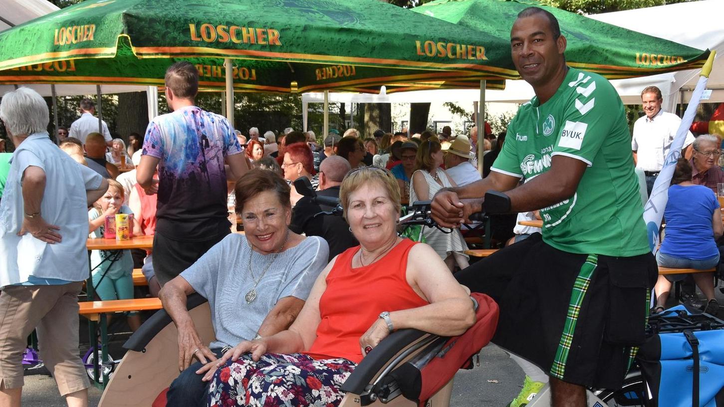 Gratis-Dienst: Verein chauffiert Fürther Senioren zum Fest