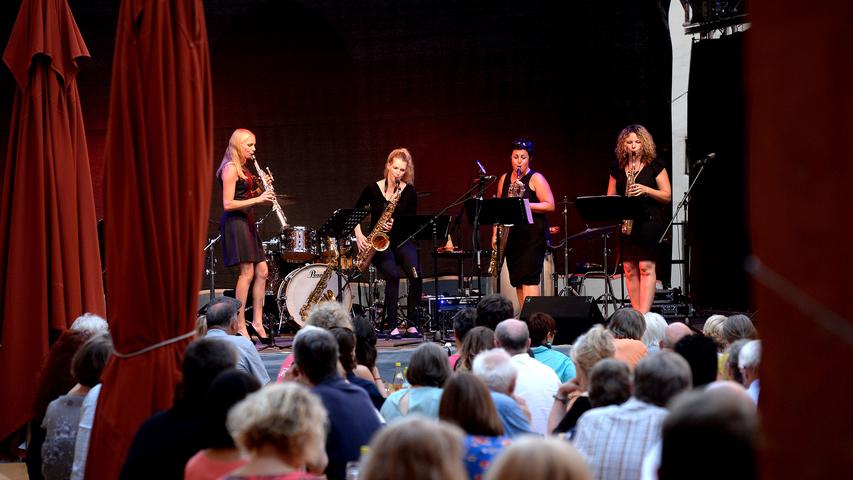 Die Musik der vier Saxophonistinnen reicht vom "Tieftöner" bis hin zu hohen Lagen im Sopran. Zusammen mit d.monic boten sie ein Doppelkonzert mit geballter Frauenpower.