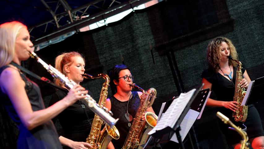 Die Musik der vier Saxophonistinnen reicht vom "Tieftöner" bis hin zu hohen Lagen im Sopran. Zusammen mit d.monic boten sie ein Doppelkonzert mit geballter Frauenpower.