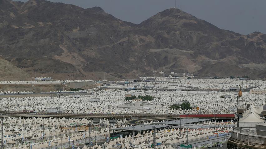 In Mina, einem Stadtviertel von Mekka, werden Zeltstädte für die muslimischen Pilger errichtet.