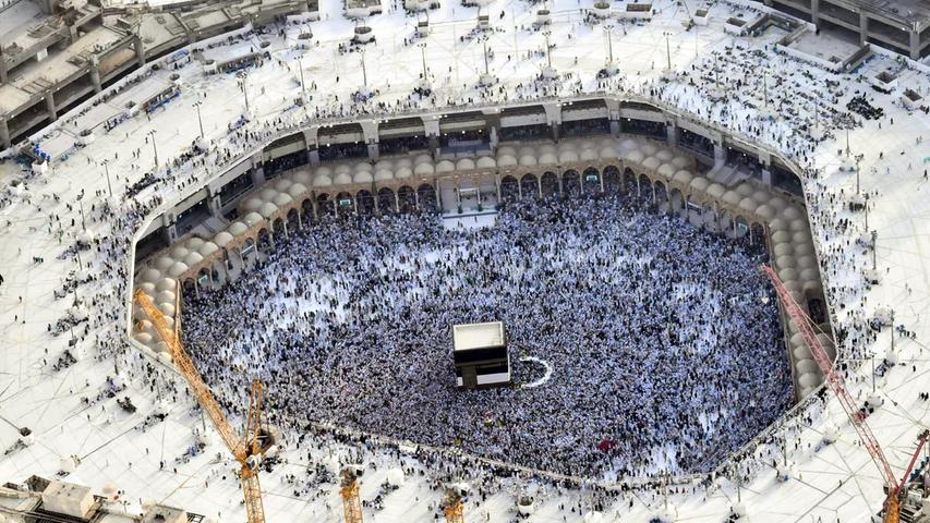 Beim Hadsch umkreisen die Wallfahrer siebenmal das Heiligtum Kaaba in der großen Moschee in Mekka.