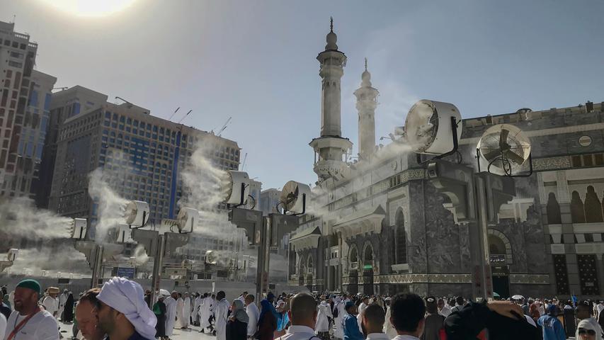 Große Ventilatoren sprühen in Mekka Wasser auf die muslimische Pilger in der großen Moschee, um die Hitze erträglicher zu machen.