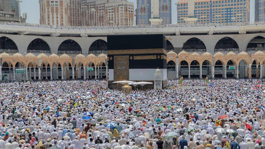 Bevor der Hadsch beginnt, treffen sich einige Gläubige am Heiligtum Kaaba in der großen Moschee.