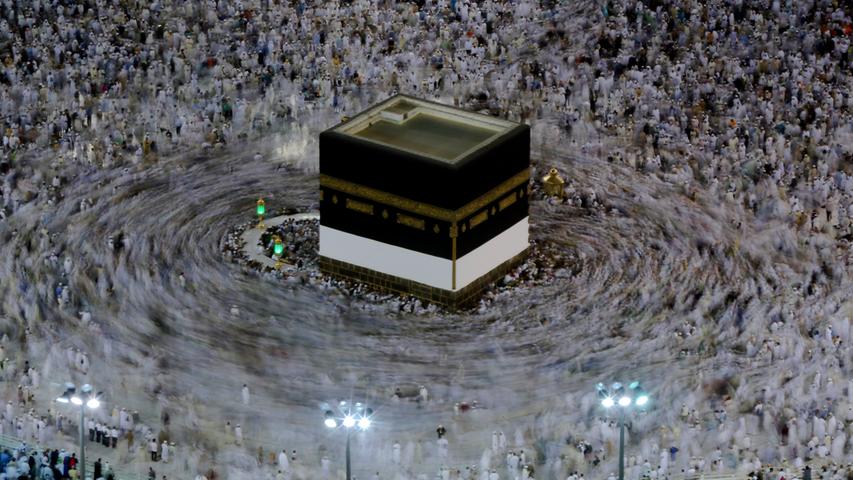 Wie in einem Strudel umkreisen die Pilger das Heiligtum Kaaba in ihrer Mitte.