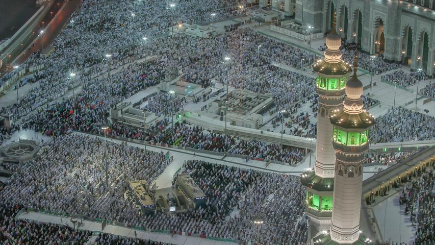 Neben der Kaaba sind ich der Berg Arafat und die Dschamarat-Brücke, auf der sie Steine auf riesige Säulen werfen.