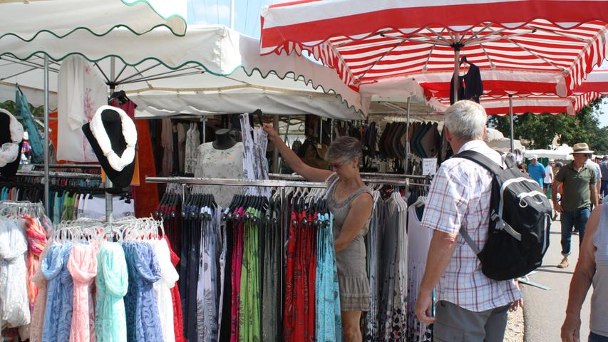 Groß war beim Bartholomäusmarkt im Seezentrum Gunzenhausen-Schlungenhof das Angebot an Kleidung, vor allem Sommerkleider sind angesichts der Temperaturen immer noch heiß begehrt.