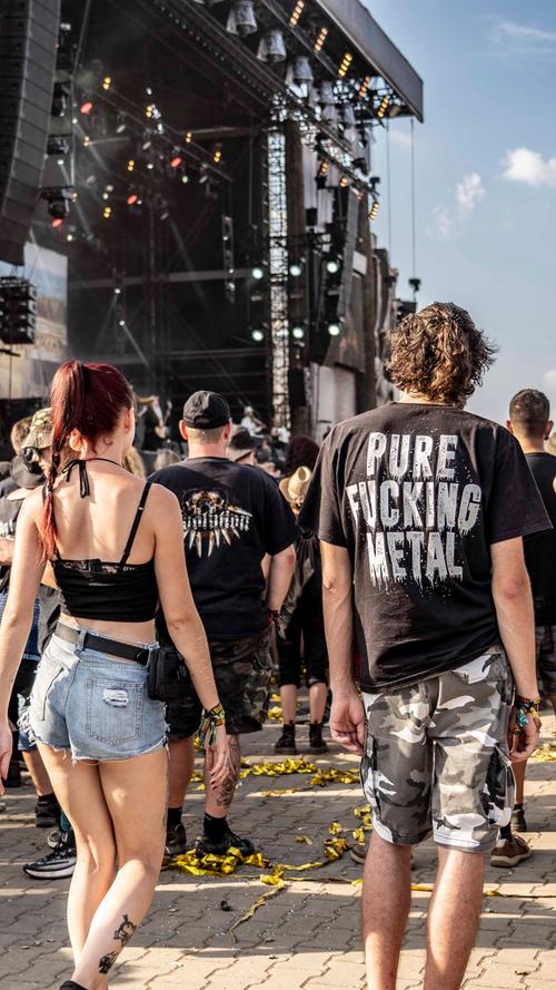 Dieses T-Shirt fasst es eigentlich recht gut zusammen: Auch am Samstag erwartete die Fans "Pure Fucking Metal".