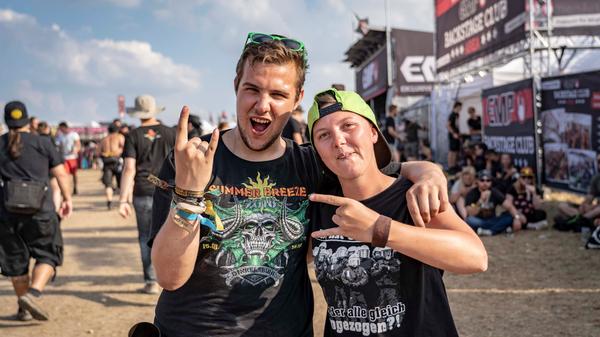 Die offiziellen Summer Breeze 2018 T-Shirts waren übrigens wie jedes Jahr heiß begehrt. Stundenlang standen die Metalheads in der Warteschlange, um eines davon zu ergattern.