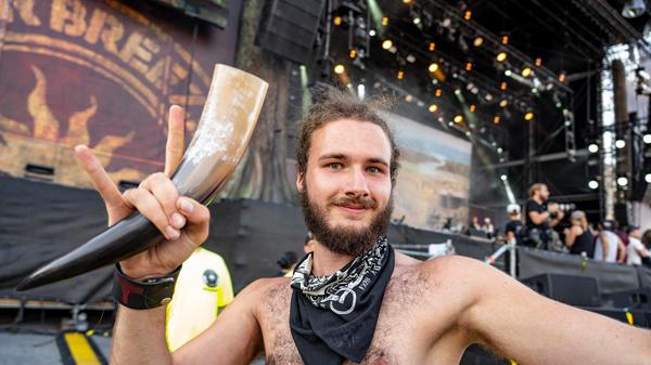 Trinkhörner sind ein beliebtes Accessoire bei den Metalern. Es lässt sich bequem am Gürtel befestigen, fasst oftmals mehr als den erlaubten halben Liter und darf problemlos mit auf das Gelände genommen werden.
