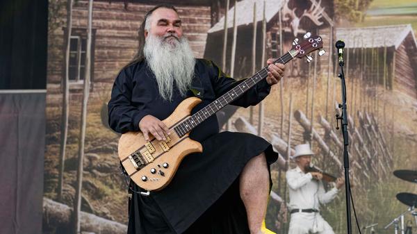 Ganz gemütlich und barfuß steht Jarkko Aaltonen von Korpiklaani auf der Bühne.