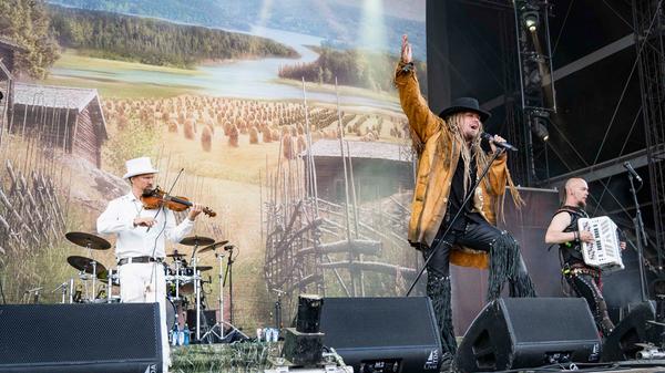 Korpiklaani-Frontmann Jonne Järvelä genießt den Auftritt am Summer Breeze. Er und seine Bandkollegen sind hier schon alte Bühnen-Hasen.
