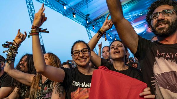 Die überdachte Camel-Stage ist die kleinste der drei Bühnen auf dem Festivalgelände. Die Stimmung darin war trotzdem riesig.