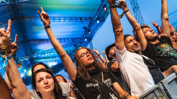 Wenn die Band eröffnet, dann verfällt die Menge in ein ganz bestimmtes Ritual: Die Hände werden in den Himmel gereckt, die Teufelshörner werden geformt und es wird gejubelt, gesungen und gelauscht.
