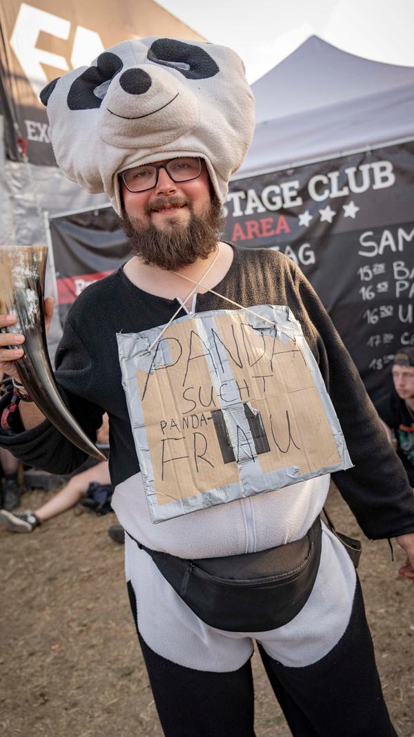 Natürlich darf auch ein Heavy-Metal-Panda beim Summer Breeze nicht fehlen. Dieser hier ist offensichtlich gerade auf Brautschau.