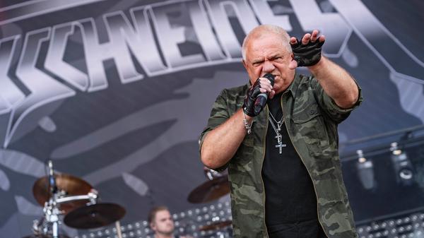 Dirkschneider, oder Udo Dirkschneider, wie er eigentlich heißt, ist der ehemalige Sänger der Band Accept.