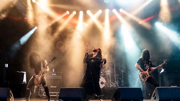 Orphaned Land machten sich die einsetzende Dunkelheit zunutze und brachten düster-musikalische Stimmung auf die Bühne.