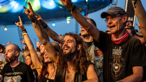 Metalfans sind schnell glücklich zu machen. Gib ihnen eine gute Band, einen Platz am ersten Wellenbrecher und ein Bierchen, und schon ist die Welt in Ordnung.