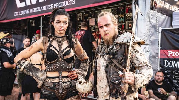 Diese beiden Herrschaften sind Mitglieder der EMP-Werbe-Crew. Vier Tage lang haben sie die Festivalbesucher in den Backstage-Bereich des EMP-Zelts eingeladen - und waren dabei immer so verkleidet.