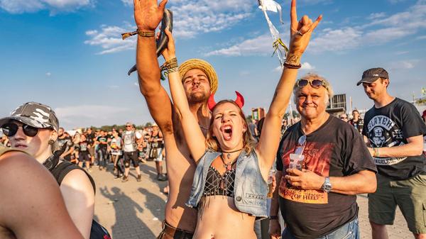 Schwer zu sagen, was diese Dame mit dem ACDC-Haarreif brüllt... Vielleicht "HELLS BELLS!" oder "THUNDER!"?