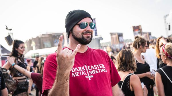 Ein Metal-Shirt muss nicht immer schwarz sein. Auch blutrot ist sehr begehrt.
