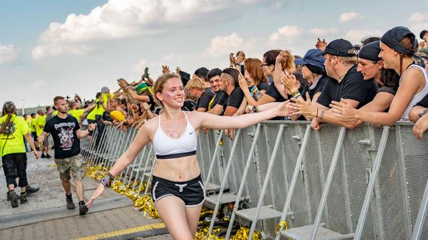 Damit zollen sich die Crowdsurfer und das Publikum gegenseitigen Respekt: Wer den Graben verlässt, schlägt mit den Leuten in der ersten Reihe ab.