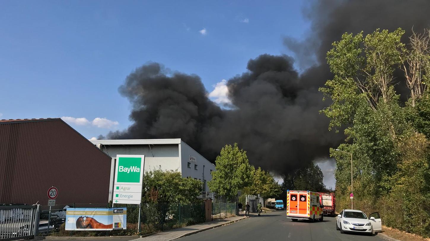 Die Rauchsäule stand über Fürth - und war bis nach Nürnberg zu sehen.