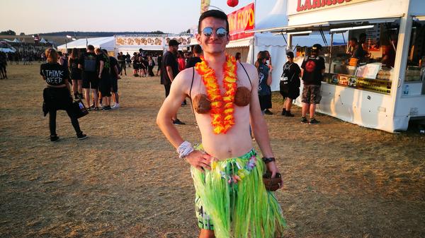 "Auf dem Summer Breeze kann jeder sein, wie er will. Mit meinem Outfit falle ich zwar auf, aber ich werde nicht aus- sondern angelacht. Es macht einfach Spaß hier, ich habe kein anderes Festival erlebt, auf dem die Leute so offen und kameradschaftlich sind."