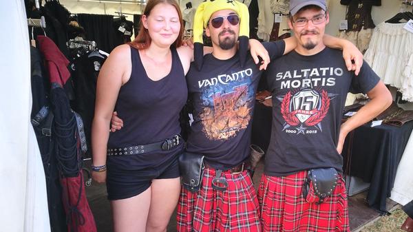 "Kilts gehören für uns auf ein Metal-Festival. Woher der Trend kommt, wissen wir gar nicht so genau - aber man sieht hier ja viele Leute mit den Schottenröcken herum wandern. Viele machen das ja richtig originalgetreu und ziehen nichts darunter. Wer fies ist, lässt sich so dann stagediven. Ob wir was drunter haben, verraten wir nicht. Stagediven waren wir aber schon."