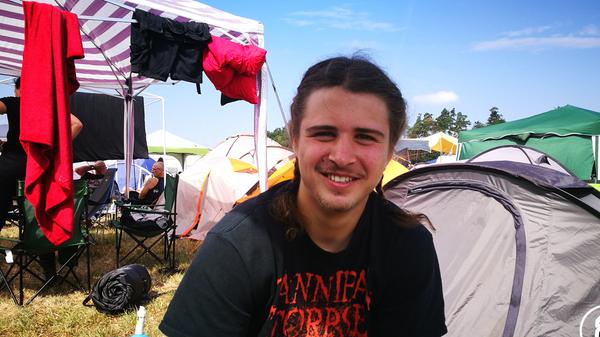 "Mein erstes Summer Breeze Ticket habe ich geschenkt bekommen, weil meine damalige Lieblingsband Sabaton aufgetreten ist. Ich war sofort von diesem Festival begeistert. Die Leute sind cool drauf, es kommen jedes Jahr geile Bands und es ist aber nicht zu überlaufen hier."