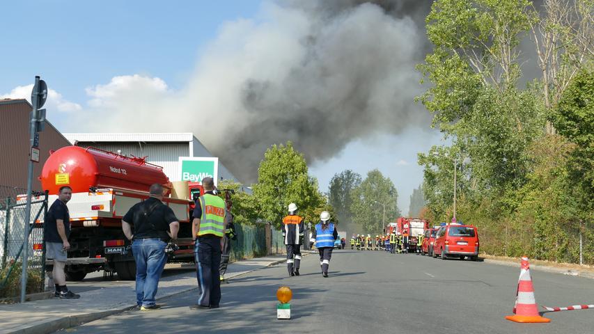 In Fürth war ein sogenannter Vollalarm ausgelöst worden. Konkret heißt das: Alle Freiwilligen Feuerwehren wurden zu der Entsorgungsfirma berufen. 
