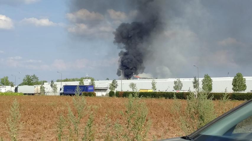 In einer Entsorgungsfirma in der Kleeblattstadt war am Sonntag Müll in Brand geraten - Gelbe Säcke, Plastik und Metall standen in Flammen.